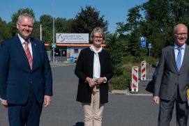 Der Vorstandsvorsitzende der Salzgitter AG Prof. Fuhrmann (rechts) empfängt Bundesforschungsministerin Karliczek und den Niedersächsischen Minister für Wissenschaft und Kultur Björn Thümler (links).