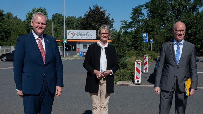 Der Vorstandsvorsitzende der Salzgitter AG Prof. Fuhrmann (rechts) empfängt Bundesforschungsministerin Karliczek und den Niedersächsischen Minister für Wissenschaft und Kultur Björn Thümler (links).