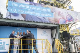 Das Carbon2Chem-Technikum wird von Bundesforschungsministerin Karliczek gemeinsam mit Vertretern von thyssenkrupp und der Politik durch Betätigung eines roten Startknopfes eröffnet. 