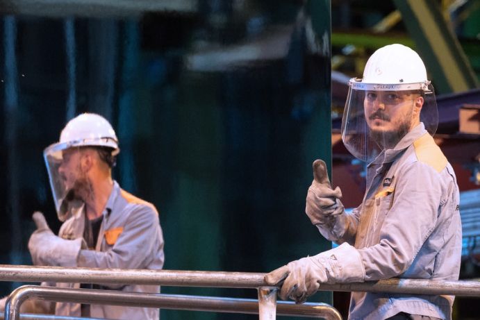 Ein Arbeiter der Salzgitter AG vor dem neuen Stahl.