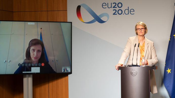 Bundesforschungsministerin Karliczek und EU-Forschungskommissarin Gabriel berichten über die Ergebnisse des informellen Treffens der EU-Forschungsminister. Bundesforschungsministerin Karliczek und EU-Forschungskommissarin Gabriel berichten über die Ergebnisse des informellen Treffens der EU-Forschungsminister.