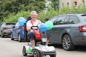 Flott und leise auf den Scootern unterwegs: Die ersten Bewohnerinnen und Bewohner testen mit viel Freude die neuen elektrischen Gefährte