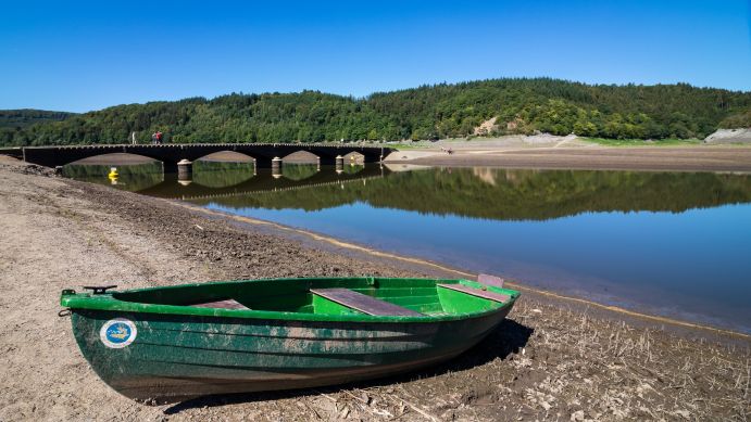 Kleines Boot am vertrockneten Ufer des Edersees bei Bad Wildungen nach der Hitzewelle