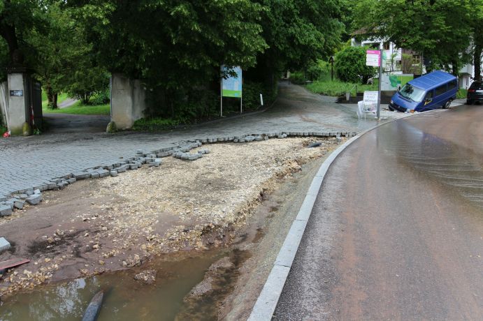 Durch Starkregen aufgebrochene Straße in Schwäbisch Gmünd, das 2016 von schweren Starkregenereignissen getroffen wurde.