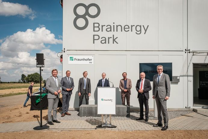 Im interkommunalen Gewerbegebiet Brainergy Park eröffneten die Leiter des Fraunhofer IEG und ihre Gäste den neuen Forschungsstandort, der sich Konzepten der Sektorkopplung für die Energiewende widmet. V.l.n.r.: Bürgermeister Axel Fuchs (Jülich), Institutsleiter Rolf Bracke (IEG), Institutsleiter Mario Ragwitz (IEG), Staatssekretär Thomas Rachel (BMBF), Ulf Hermann (Solar-Institut Jülich), Bürgermeister Hermann Heuser (Niederzier), Bürgermeister Jürgen Frantzen (Titz) Im interkommunalen Gewerbegebiet Brainergy Park eröffneten die Leiter des Fraunhofer IEG und ihre Gäste den neuen Forschungsstandort, der sich Konzepten der Sektorkopplung für die Energiewende widmet. V.l.n.r.: Bürgermeister Axel Fuchs (Jülich), Institutsleiter Rolf Bracke (IEG), Institutsleiter Mario Ragwitz (IEG), Staatssekretär Thomas Rachel (BMBF), Ulf Hermann (Solar-Institut Jülich), Bürgermeister Hermann Heuser (Niederzier), Bürgermeister Jürgen Frantzen (Titz)
