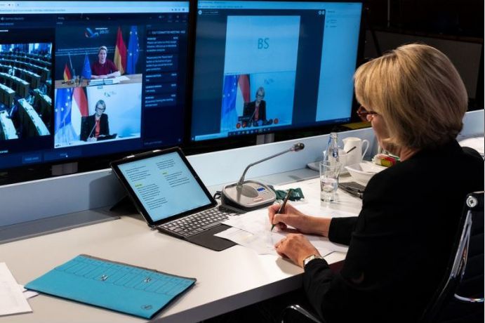 Bundesministerin Anja Karliczek stellte heute im Rahmen einer Videokonferenz mit dem Ausschuss für Kultur und Bildung (CULT) des Europäischen Parlaments das Programm der deutschen Ratspräsidentschaft vor. Bundesministerin Anja Karliczek stellte heute im Rahmen einer Videokonferenz mit dem Ausschuss für Kultur und Bildung (CULT) des Europäischen Parlaments das Programm der deutschen Ratspräsidentschaft vor.