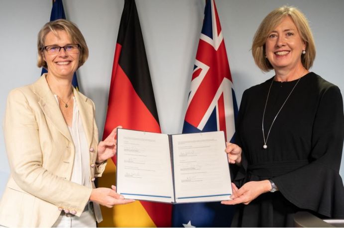 Bundesministerin Anja Karliczek und die Botschafterin Australiens, I.E. Frau Lynette Wood, mit der gemeinsamen Absichtserklärung.