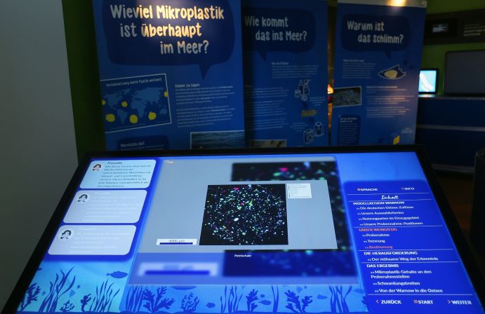 Die Wanderausstellung „Bunt, klein, überall. Mikroplastik – Vom Fluss ins Meer“ setzt auf interaktive Technik, um Besuchern einen Einblick in die aktuelle Forschung zu geben.
Ausstellung über Mikroplastik