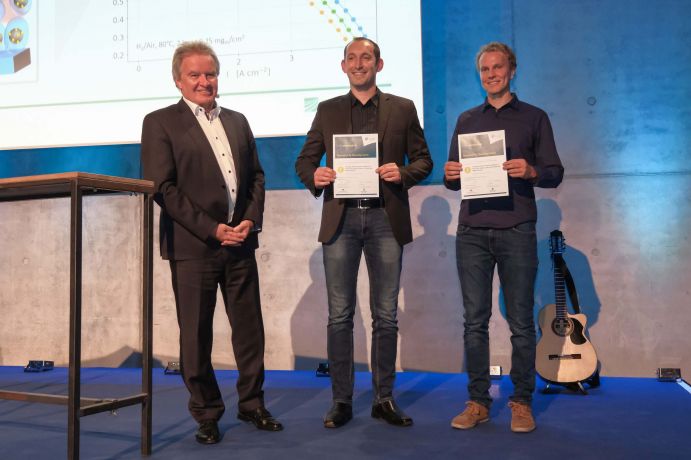 Der f-cell-Award wurde von Baden-Württembergs Umweltminister Franz Untersteller (l.) an Dr. Roman Keding (M. ) und Dr. Matthias Klingele übergeben. Der f-cell-Award wurde von Baden-Württembergs Umweltminister Franz Untersteller (l.) an Dr. Roman Keding (M. ) und Dr. Matthias Klingele übergeben.
