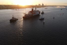 Das Forschungsschiff POLARSTERN kurz der Ankunft am Anleger in Bremerhaven.