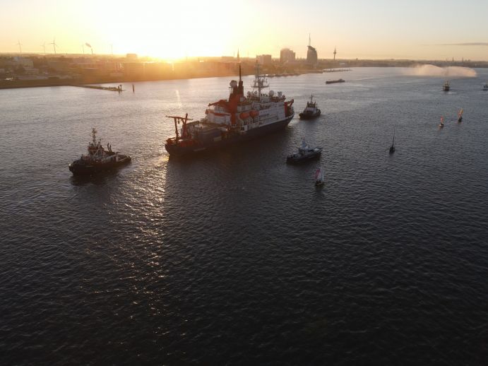 Das Forschungsschiff POLARSTERN kurz der Ankunft am Anleger in Bremerhaven.