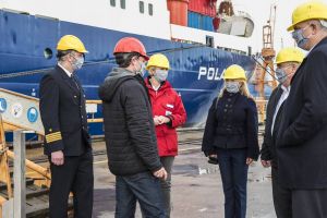 Begrüßung an der Gangway: Kapitän Thomas Wunderlich, MOSAiC-Expeditionsleiter Prof. Dr. Markus Rex, Bundesforschungsministerin Anja Karliczek, AWI-Direktorin Prof. Dr. Antje Boetius, Bremerhavens Oberbürgermeister Melf Grantz und der Bremer Bürgermeister Dr. Andreas Bovenschulte Begrüßung an der Gangway
