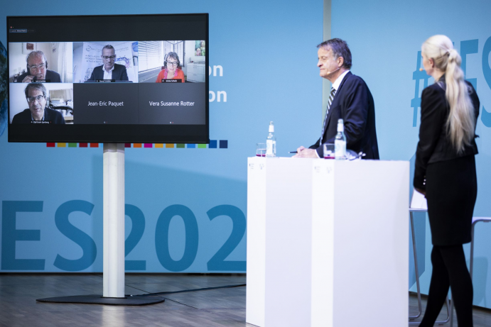 Die Leiter:innen der EFSES2020-Workshops berichten Volker Rieke, Leiter der Abteilung „Zukunftsvorsorge – Forschung für Grundlagen und nachhaltige Entwicklung" im BMBF, von den Ergebnissen des Nachmittags. Die Leiter:innen der EFSES2020-Workshops berichten Volker Rieke, Leiter der Abteilung „Zukunftsvorsorge – Forschung für Grundlagen und nachhaltige Entwicklung" im BMBF, von den Ergebnissen des Nachmittags.
