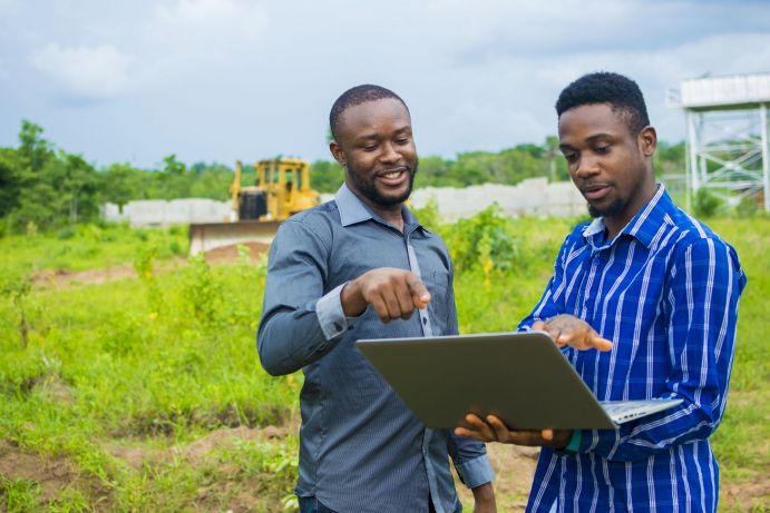 Lokale Netze, die aus elektrischen Energiequellen, Speichern und Verbrauchern bestehen, sollen in ländlichen Gebieten Ost-Afrikas eine robuste und unterbrechungsfreie Energieversorgung sichern. Lokale Netze, die aus elektrischen Energiequellen, Speichern und Verbrauchern bestehen, sollen in ländlichen Gebieten Ost-Afrikas eine robuste und unterbrechungsfreie Energieversorgung sichern.