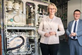 Bundesforschungsministerin Anja Karliczek und der Innovationsbeauftragte Grüner Wasserstoff, Thomas Kaufmann, eröffnen die Rheticus-Versuchsanlage zur Herstellung klimafreundlicher Chemikalien in Marl. 