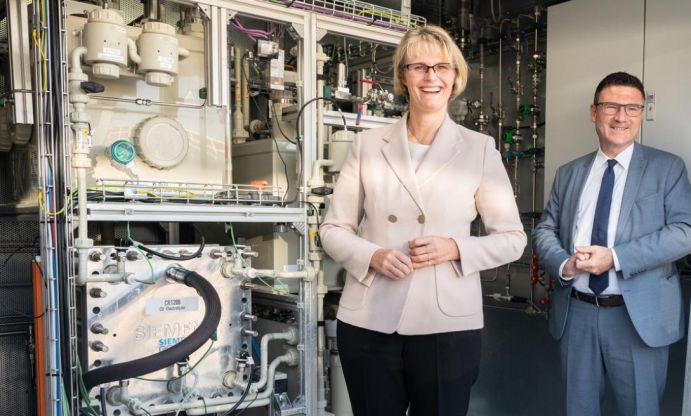 Bundesforschungsministerin Anja Karliczek und der Innovationsbeauftragte Grüner Wasserstoff, Thomas Kaufmann, eröffnen die Rheticus-Versuchsanlage zur Herstellung klimafreundlicher Chemikalien in Marl. 