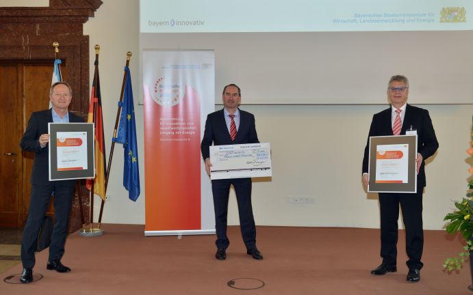 Bayerns Wirtschaftsminister Hubert Aiwanger (mitte) zeichnet Dr. Thomas Haas, Projektleiter für Rheticus bei Evonik (links) und Karl-Josef Kuhn, Leiter Power2X-Forschung bei Siemens Energy (rechts) mit dem Bayerischen Energiepreis 2020 aus. Bayerns Wirtschaftsminister Hubert Aiwanger (mitte) zeichnet Dr. Thomas Haas, Projektleiter für Rheticus bei Evonik (links) und Karl-Josef Kuhn, Leiter Power2X-Forschung bei Siemens Energy (rechts) mit dem Bayerischen Energiepreis 2020 aus.