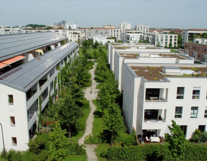 Wohnsiedlung in München mit Park und begrünten Dächern.