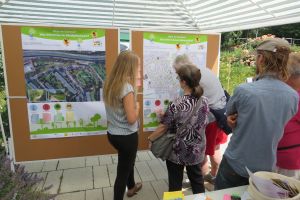 Bürgerbeteiligung im eigenen Viertel ist in vielen Projekten zur Klimaresilienz-Forschung ein zentraler Bestandteil, wie hier im Projekt HeatResilientCity. Bürger:innen nehmen an Umfrage zu Verbesserungen im Park bei Hitze teil.