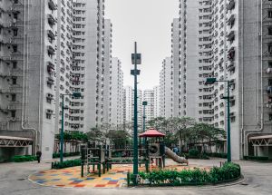 Die rapide Urbanisierung in Entwicklungs- und Schwellenländern ist ungebrochen, wie hier in China. Viele Wohnhochhäuser mit kleinem Spielplatz in einer chinesischen Großstadt.