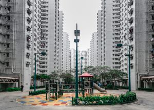 Viele Wohnhochhäuser mit kleinem Spielplatz in einer chinesischen Großstadt.