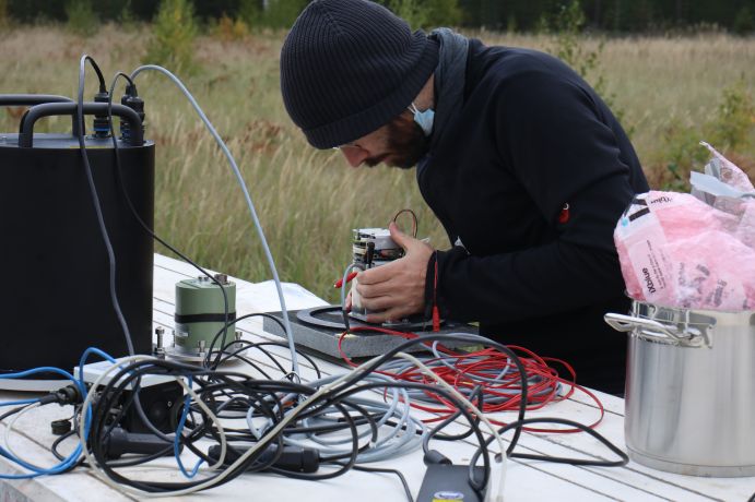 Ein Wissenschaftler baut seismische Messinstrumente an einer Modellbrücke auf dem Testgelände der Bundesanstalt für Materialforschung und -prüfung auf. Aufbau von Messinstrumenten