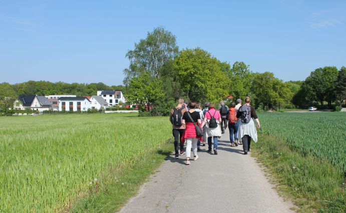 Gemeinsame Raumerkundungen im Rahmen transdisziplinärer Forschung zur klimaresilienten Stadtentwicklung im Projekt GrüneFinger. Gemeinsame Raumerkundungen im Rahmen transdisziplinärer Forschung zur klimaresilienten Stadtentwicklung im Projekt GrüneFinger.