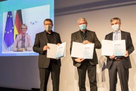 Bundesforschungsministerin Anja Karliczeck gibt den Startschuss für die zweite Förderphase von Carbon2Chem und übergibt virtuell Förderurkunden an die Projektkoordinatoren (v.l.n.r.): Prof. Deerberg (Fraunhofer UMSICHT), Prof. Schlögl (Max-Planck-Institut für Chemische Energiekonversion) und Dr. Oles (thyssenkrupp Steel Europe) 