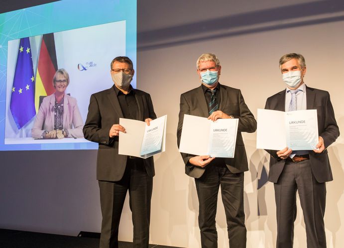 Bundesforschungsministerin Anja Karliczeck gibt den Startschuss für die zweite Förderphase von Carbon2Chem und übergibt virtuell Förderurkunden an die Projektkoordinatoren (v.l.n.r.): Prof. Deerberg (Fraunhofer UMSICHT), Prof. Schlögl (Max-Planck-Institut für Chemische Energiekonversion) und Dr. Oles (thyssenkrupp Steel Europe) Bundesforschungsministerin Anja Karliczeck gibt den Startschuss für die zweite Förderphase von Carbon2Chem und übergibt virtuell Förderurkunden an die Projektkoordinatoren (v.l.n.r.): Prof. Deerberg (Fraunhofer UMSICHT), Prof. Schlögl (Max-Planck-Institut für Chemische Energiekonversion) und Dr. Oles (thyssenkrupp Steel Europe)