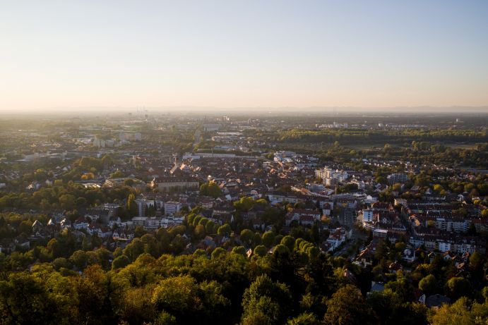 Blick vom Durlacher Turmberg auf Karlsruhe und Umgebung, Untersuchungsgebiet des Projekts GrüneLunge. Blick vom Durlacher Turmberg auf Karlsruhe und Umgebung.