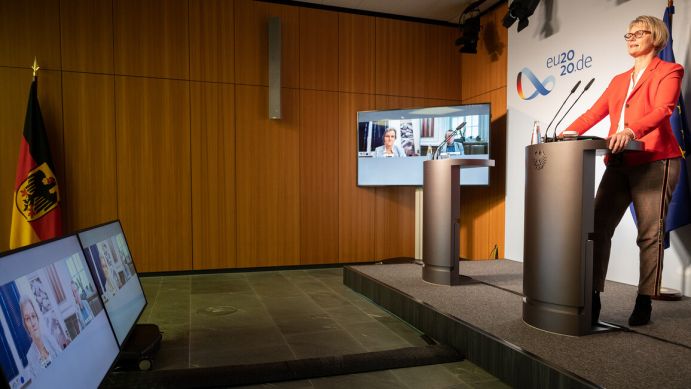 "Wir wollen die Chance nutzen und bei der Energiewende, der Ressourceneffizienz und im Klimaschutz Technologieführer und Exportweltmeister werden", sagte Bundesministerin Anja Karliczek. "Wir wollen die Chance nutzen und bei der Energiewende, der Ressourceneffizienz und im Klimaschutz Technologieführer und Exportweltmeister werden", sagte Bundesministerin Anja Karliczek.