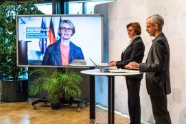 Schirmherrin Bundesministerin Anja Karliczek (BMBF), Stadtsoziologin Prof. Sigrun Kabisch (UFZ) und der Koordinator des Querschnittsvorhabens Stadt Land Plus  Dr. Stephan Bartke (Umweltbundesamt) eröffnen die Konferenz