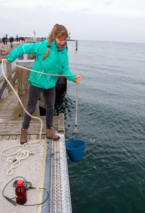IOW-Wissenschaftlerin Marisa Wirth bei einer Probennahme an der Westmole Warnemünde im Dezember 2020 Probennahme an der Westmole Warnemünde