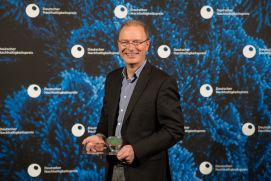 Carsten Eichert, Gründer und Geschäftsführer der RITTEC Umwelttechnik GmbH, mit dem Next Economy Award 2021 
