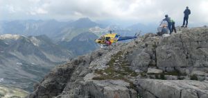 In zahlreichen Flügen bringt ein Helikopter das Equipment für die Messungen auf den Gipfel. Ein Helikopter bringt das Equipment