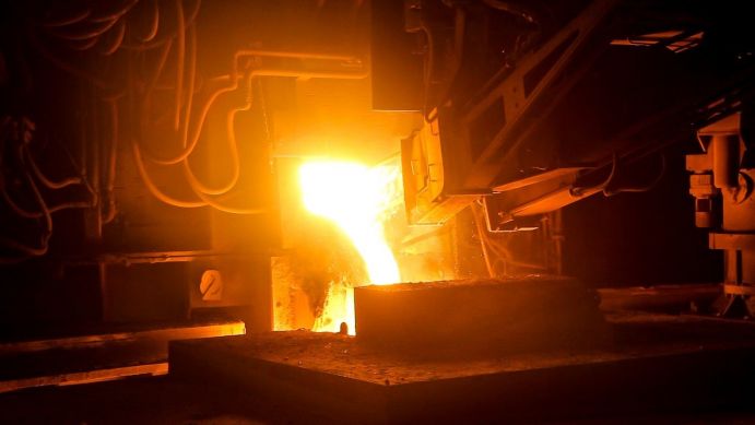 Roheisen wird weltweit vor allem in Hochöfen erzeugt. Durch den Einsatz fossiler Kohlenstoffträger als Reduktionsmittel fallen große Mengen klimarelevanter Prozess-Emissionen an. Produktion von Roheisen in Hochöfen