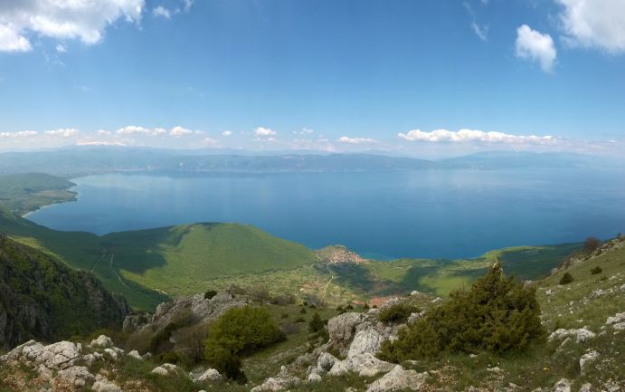 Der Ohridsee an der Grenze zwischen Albanien und Nordmazedonien existiert seit rund 1,4 Millionen Jahren. Blick auf den Ohridsee