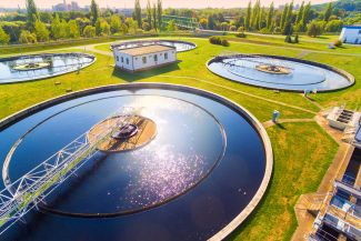 Luftaufnahme mehrerer Klärbecken einer Kläranlage