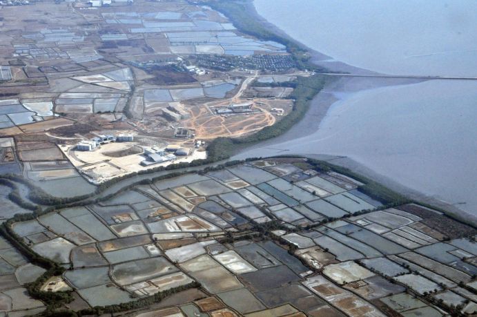 In vielen Ländern Südostasiens reihen sich an den Küsten die Aquakulturbecken kilometerlang aneinander, wie hier in Indonesien.
Aquakulturen an der Küste