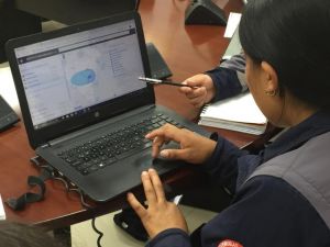 In Workshops testen potenzielle Nutzer den RIESGOS-Demonstrator auf Handhabung und Informationsgehalt. Das Feedback fließt direkt in die Weiterentwicklung der Technologie ein. Eine Nutzerein testet den RIESGOS-Demonstrator
