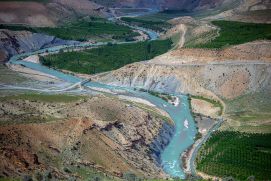 Bild des iranischen Flusses Zayandeh Rud, der durch eine Gebirgslandschaft fließt 