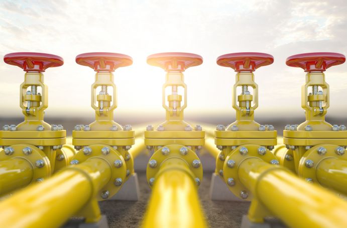 BMBF fördert Grundlagenforschung: Mit den 16 neuen Projekten sollen Antworten auf grundlegende Fragen der Wasserstoff-Wirtschaft gefunden werden. Rohrleitungen mit Ventilen unter freiem Himmel