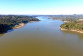 Blick über den Passaúna-Stausee im brasilianischen Bundesstaat Paraná