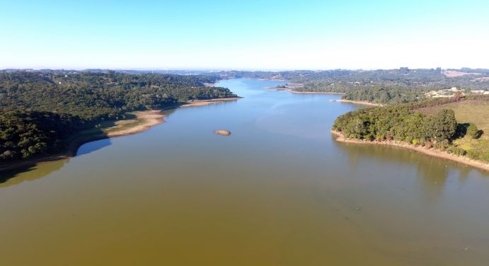 Blick über den Passaúna-Stausee im brasilianischen Bundesstaat Paraná