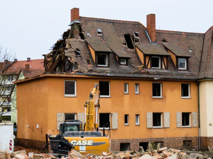 Am Abriss von Gebäuden fällt nicht nur Müll an. Wichtige Rohstoffe gilt es zu erhalten und zu recyclen. 