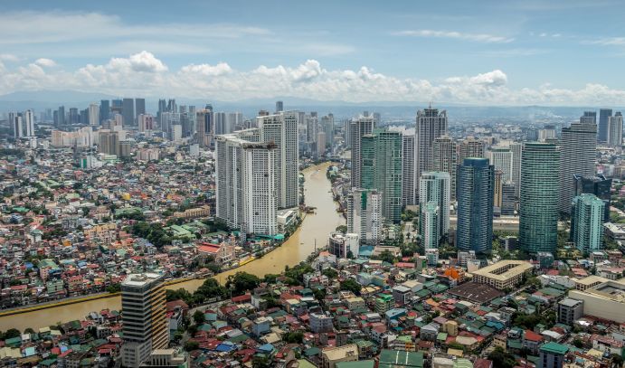 Metropolregion Manila, Philippinen: Rasche Urbanisierung erfordert nachhaltige Stadtplanungs- und Stadtentwicklungskonzepte, um die Widerstandsfähigkeit städtischer Räume gegenüber Extremereignissen und Krisen zu erhöhen. Luftaufnahme von Manila, Philippinen