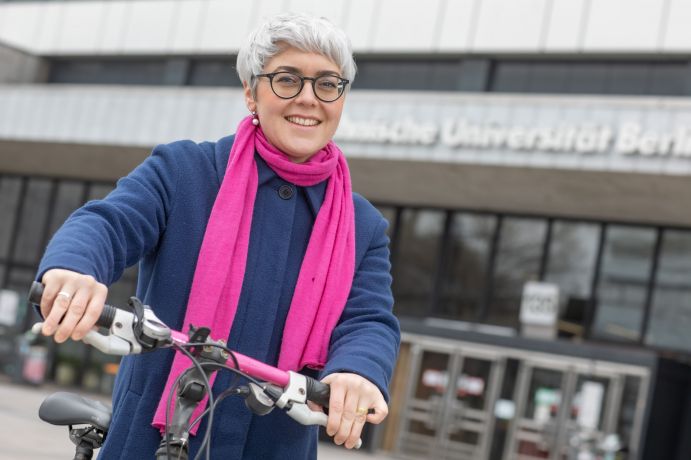 Prof. Dr. Sophia Becker ist Professorin für Nachhaltige Mobilität und transdisziplinäre Forschungsmethoden an der Technischen Universität Berlin und Leiterin der interdisziplinären Nachwuchsgruppe EXPERI – „Die Verkehrswende als sozial-ökologisches Realexperiment“ an der TU Berlin und am Research Institute for Sustainability (RIFS)