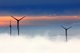 Windräder im Nebel