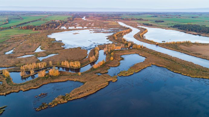 Landschaft umgeben von Wasser