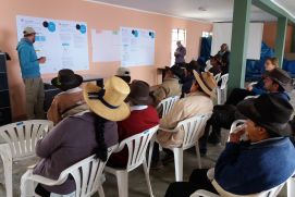 Workshop mit Akteuren der Hochlandgemeinde San Andrés de Tupicocha (3500 m ü NN) in Peru, moderiert durch Mitarbeiter der Universität Stuttgart.